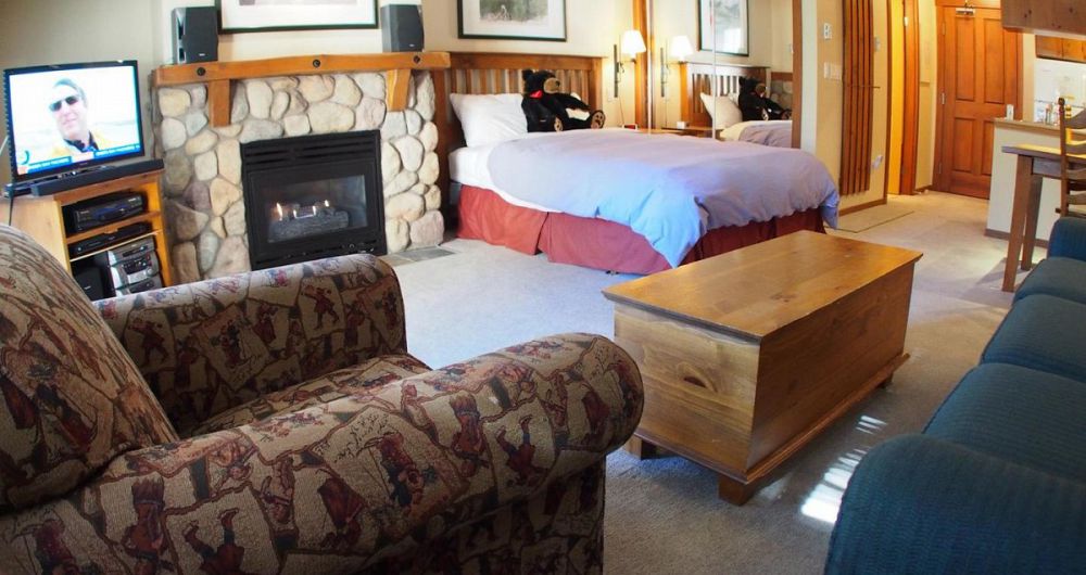 Spacious studio condos for couples and solo skiers. Photo: Bear Country - image_4